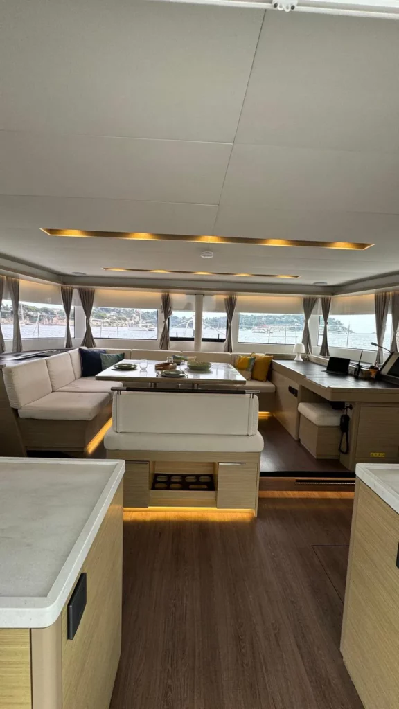 lacoche-yacht-bateaux-Location-Lagoon-12
