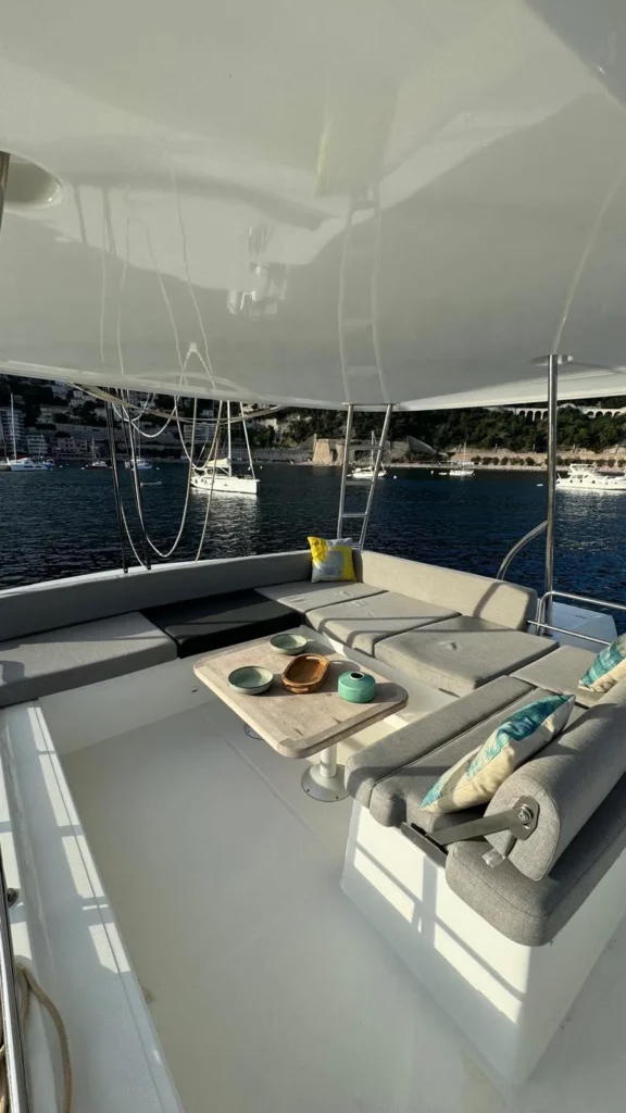 lacoche-yacht-bateaux-Location-Lagoon-17