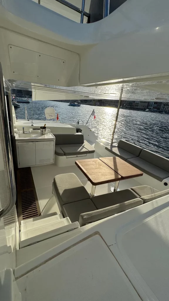 lacoche-yacht-bateaux-Location-Lagoon-3