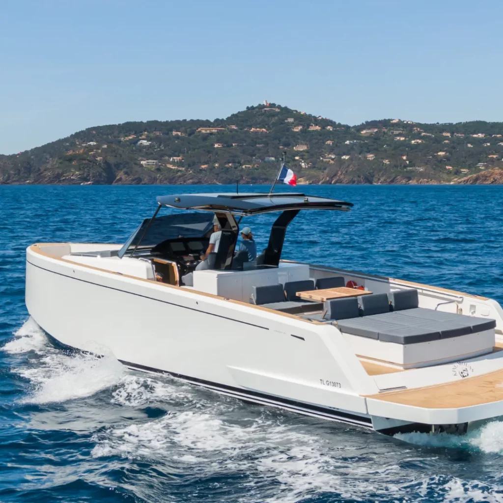 lacoche-yacht-bateaux-Location-Pardo-43-2