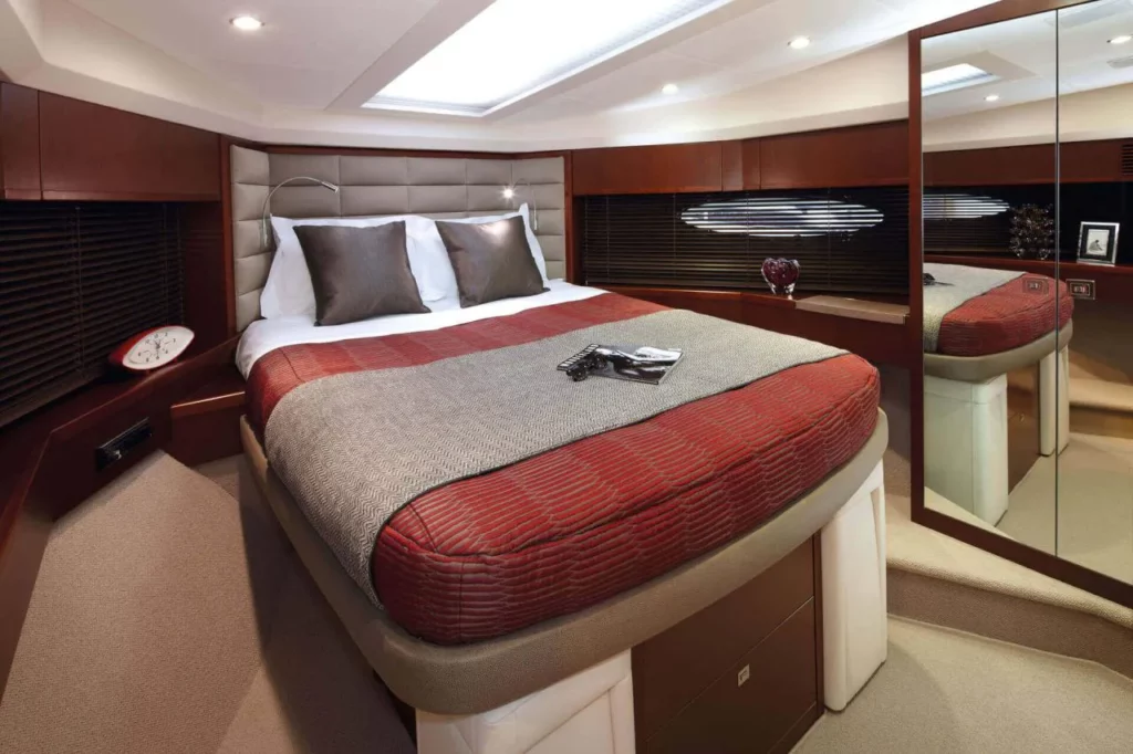 lacoche-yacht-bateaux-beneteau-location-Princess-V64-1