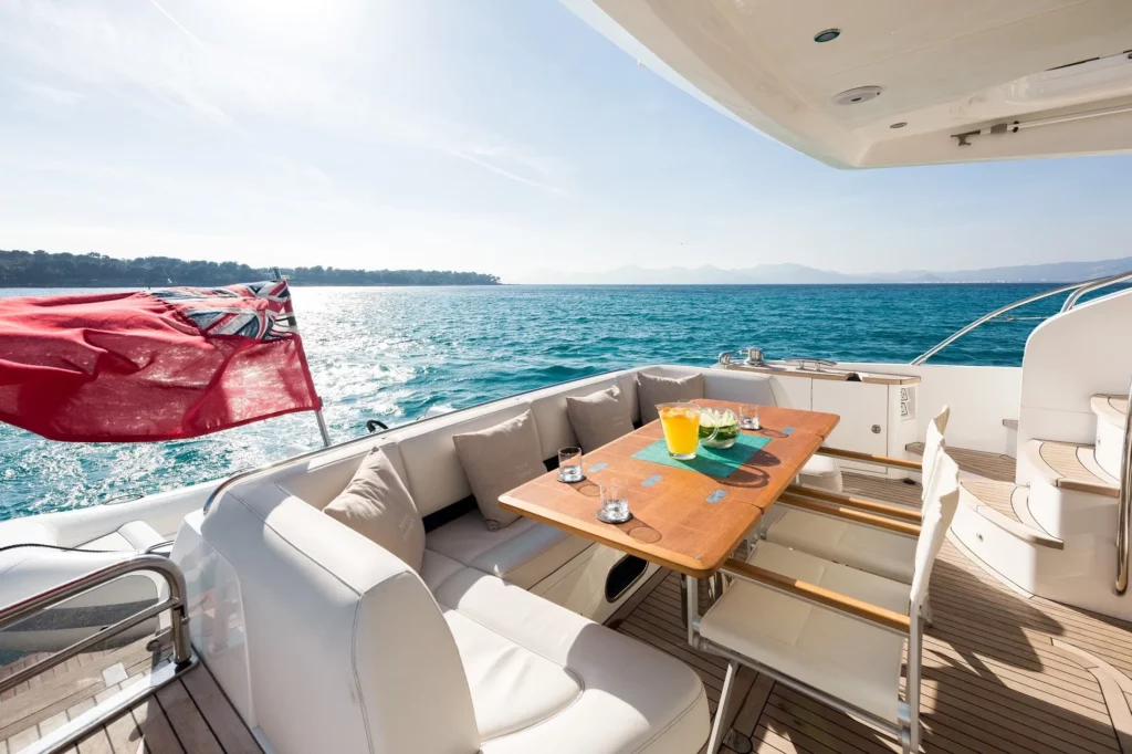 lacoche-yacht-bateaux-beneteau-location-Princess-V64-14