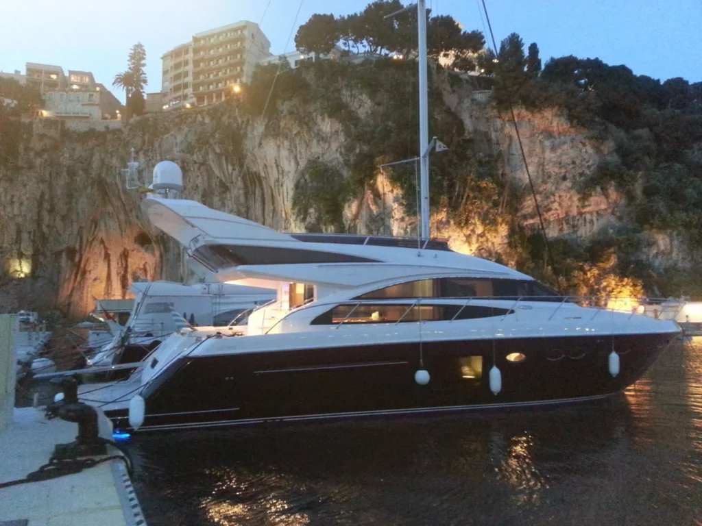 lacoche-yacht-bateaux-beneteau-location-Princess-V64-17