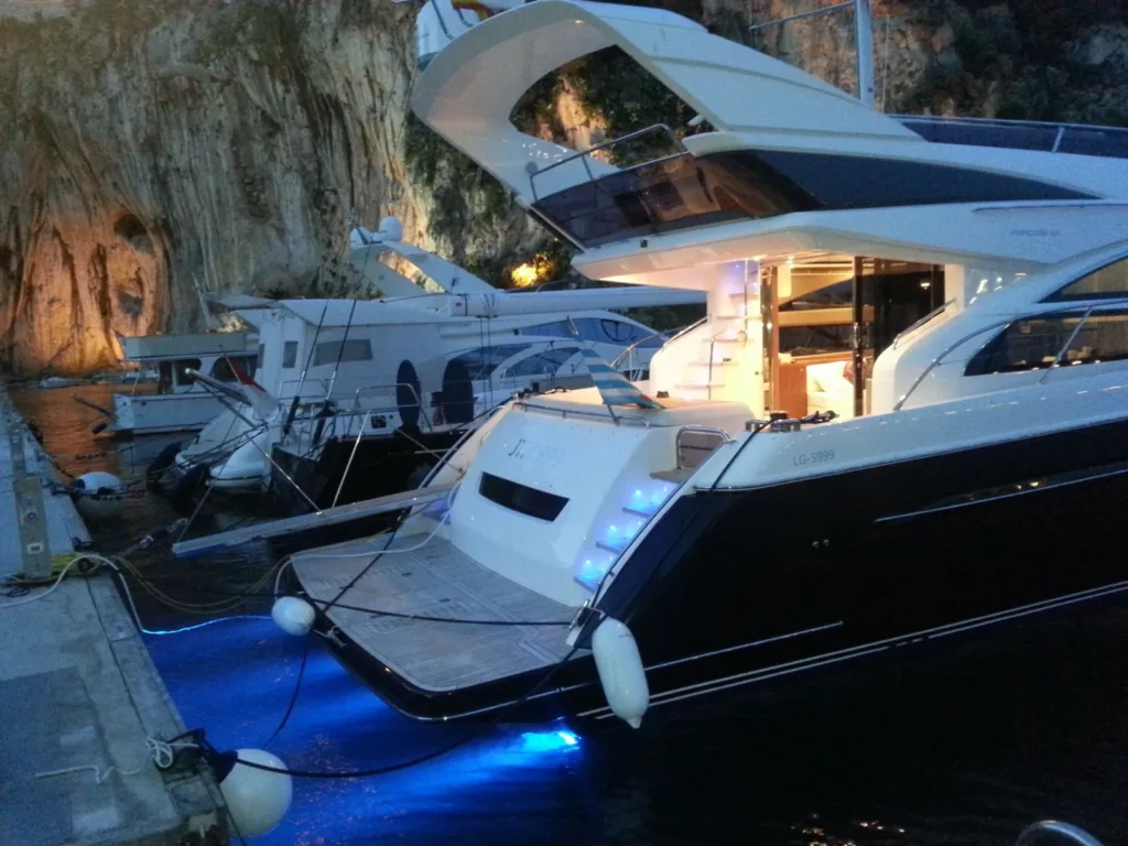 lacoche-yacht-bateaux-beneteau-location-Princess-V64-18
