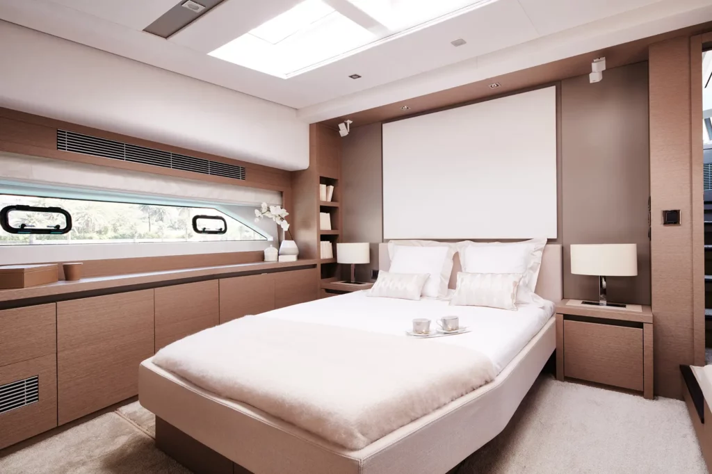 lacoche-yacht-bateaux-location-prestige-680-10