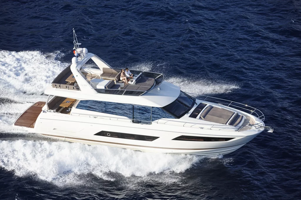 lacoche-yacht-bateaux-location-prestige-680-3
