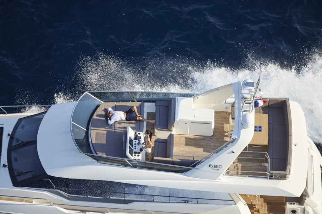 lacoche-yacht-bateaux-location-prestige-680-4