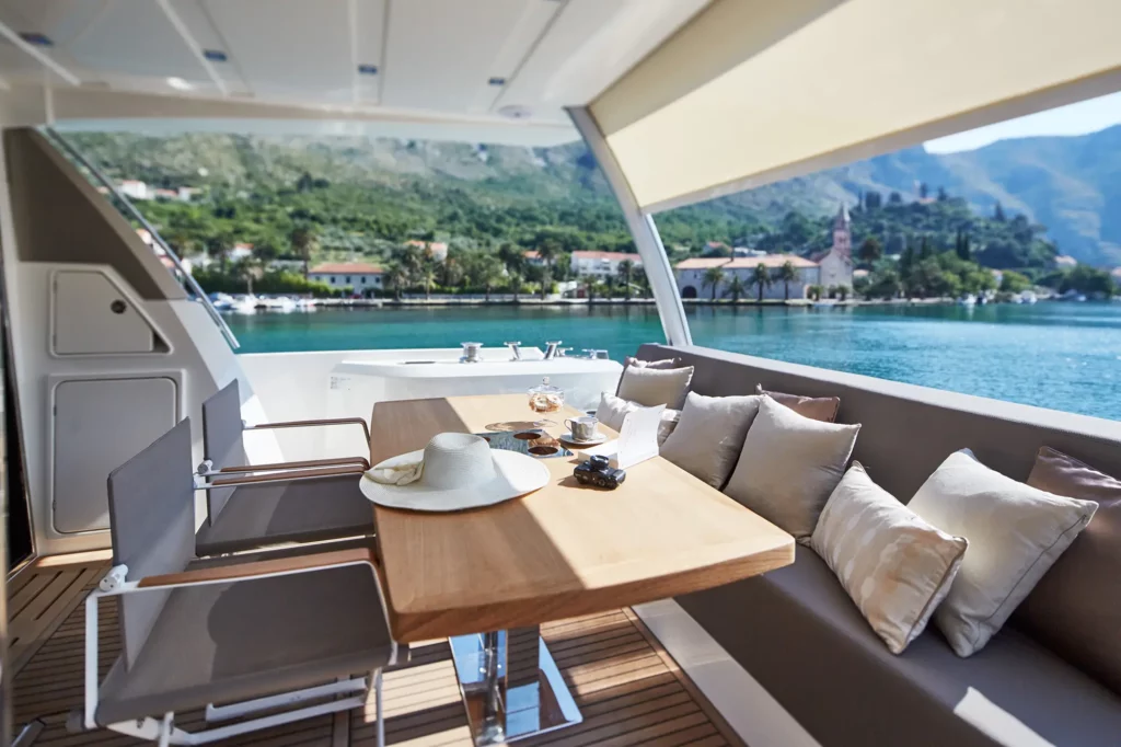 lacoche-yacht-bateaux-location-prestige-680-6