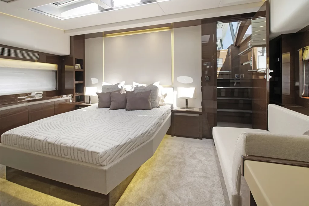 lacoche-yacht-bateaux-location-prestige-680-9