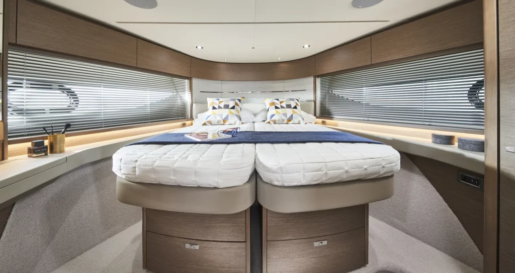 lacoche-yacht-bateaux-location-princess-v55-15