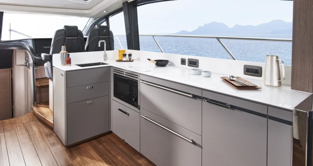 lacoche-yacht-bateaux-location-princess-v55-16